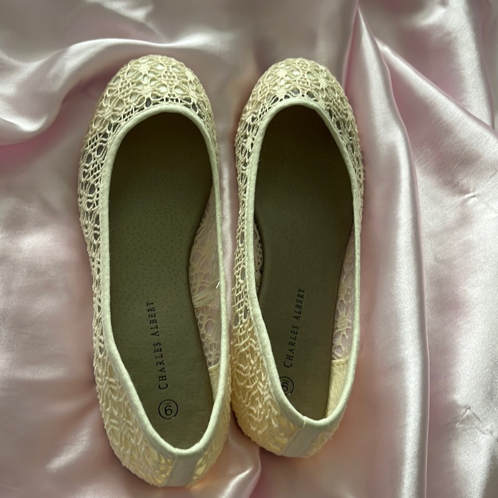 Ladies ivory ballet flats Sz 9 NWOT